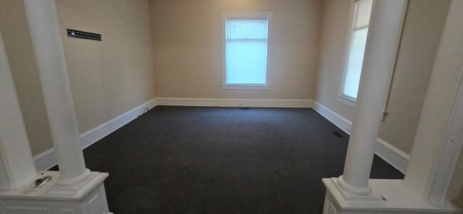 Building Photo - 1 bed , 1 bath Apartment within Duplex