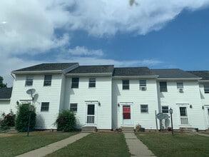 Building Photo - 6 Oakwood Dr