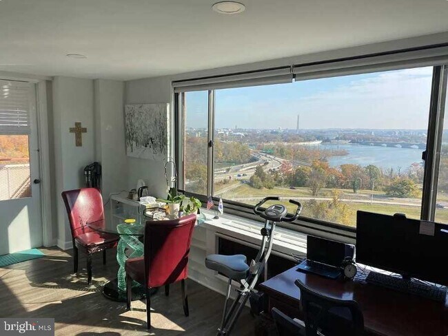 Foto del edificio - 1011 Arlington Blvd