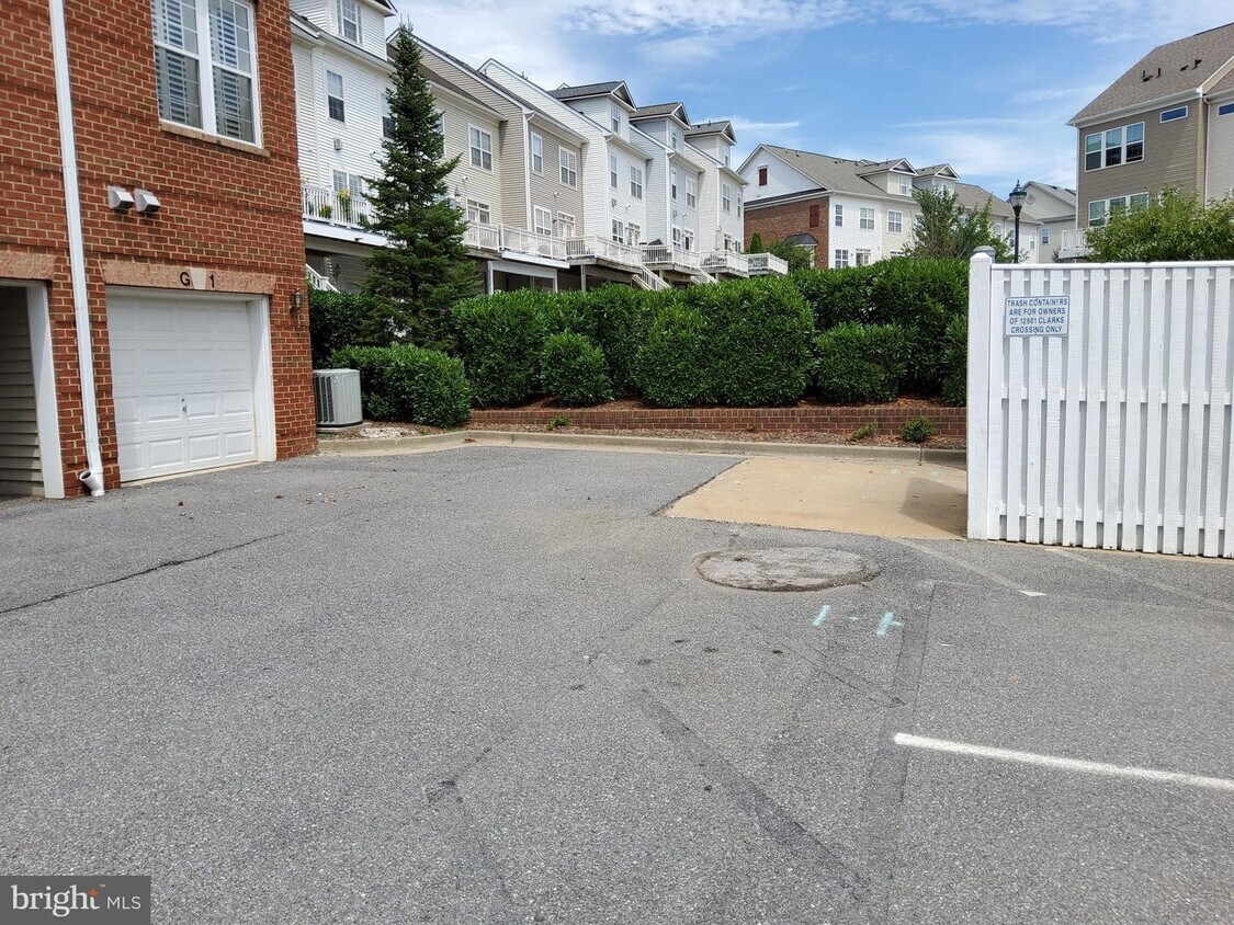 Foto principal - 12901 Clarks Crossing Dr