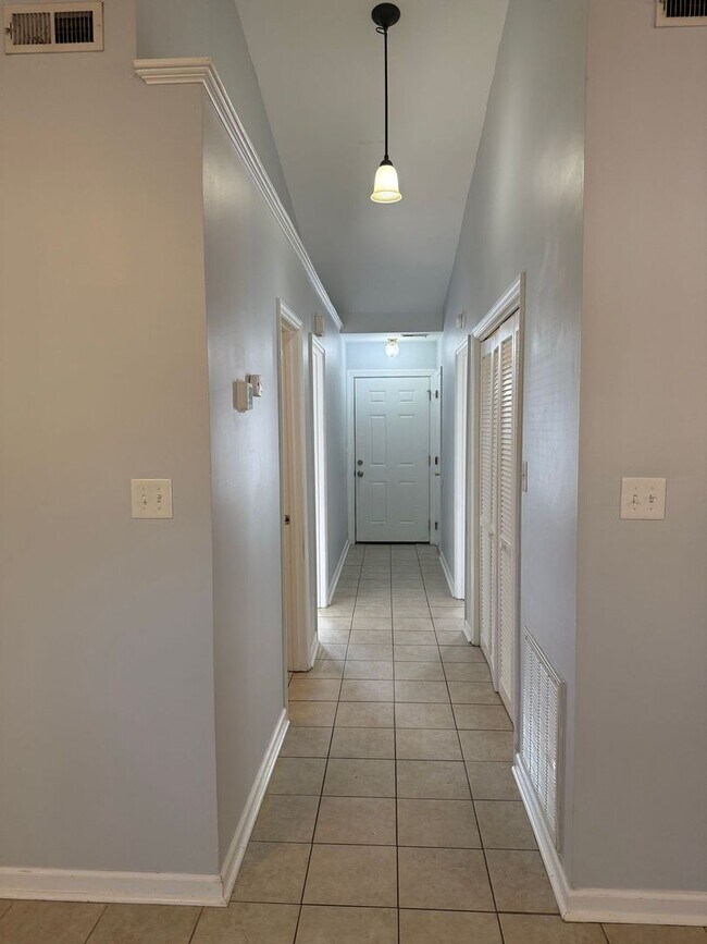 Building Photo - 2 bedroom 2 bath duplex