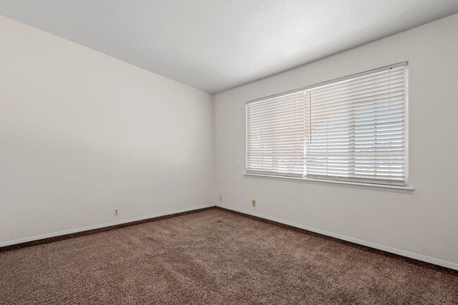 Building Photo - 1600 Sumac Dr