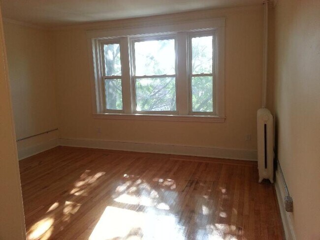 Foto del edificio - One Bedroom with Heat on GL-B Comm Ave Brighton