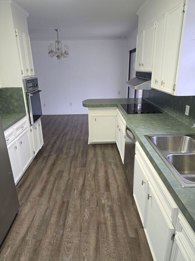 Foto del edificio - Refurbished - 3 bdrm 1.5 bath