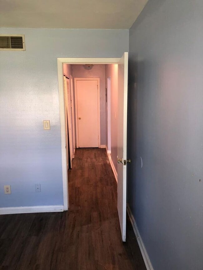 Building Photo - 1bedroom 1 Bath Condo In Palms West Off Pe...