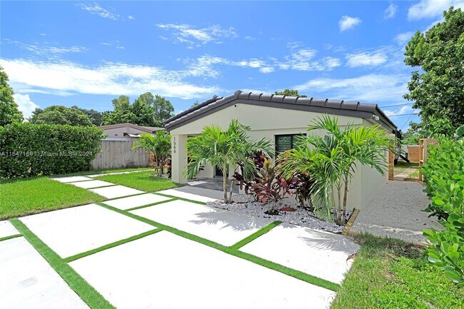 Foto del edificio - 1566 NE 174th St