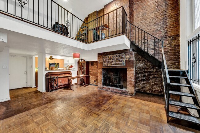 Interior Photo - 205-207 W 22nd St