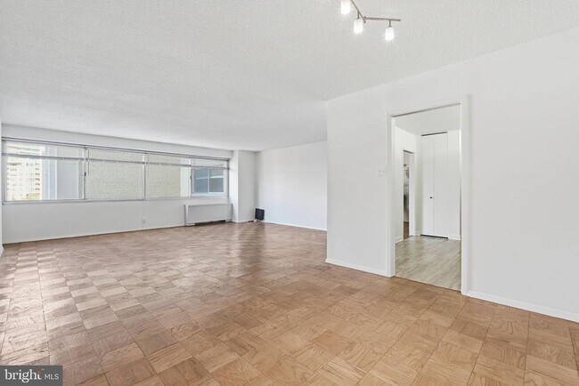 Foto del edificio - 5500 Friendship Blvd