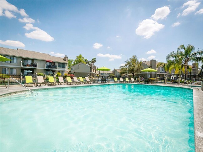 Piscina resplandeciente en los apartamentos y casas adosadas de Heron Pointe - Heron Pointe Apartments & Townhomes