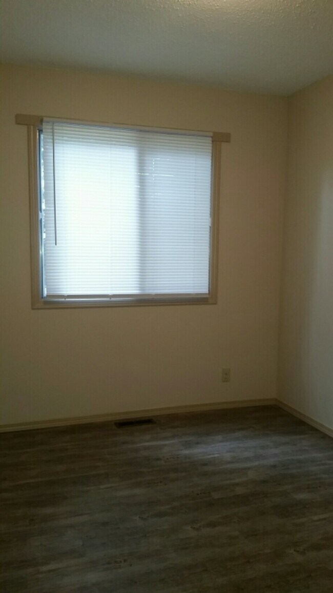 Photo du bâtiment - 2 Bed 1.5 Bath Unit in Red Deer, AB