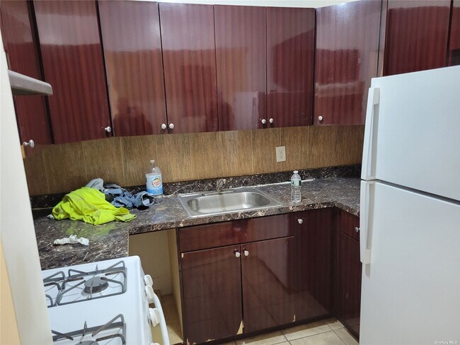 Building Photo - 105-8 101st Ave