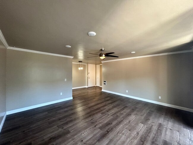 Building Photo - Beautiful 1BD/1BA W/ Reserved Parking and Laundry On-Site in La Jolla!