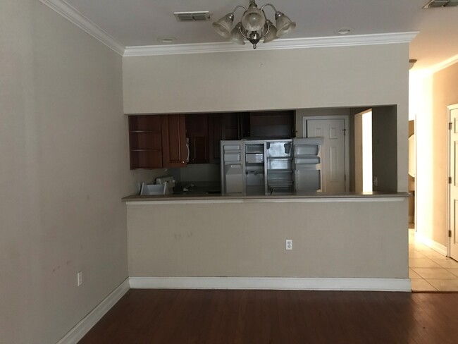 Building Photo - 3 Bedroom Townhouse - Available March!