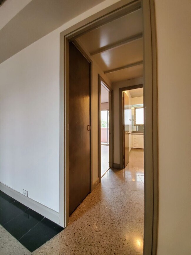 Building Photo - 2118 Kuhio Ave #603