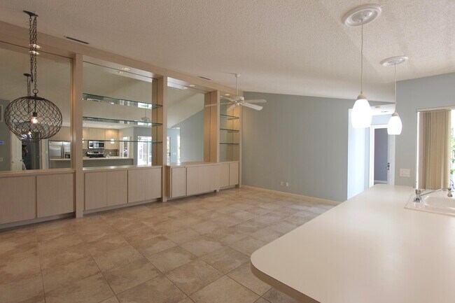 Building Photo - 10701 Chapman Oak Ct