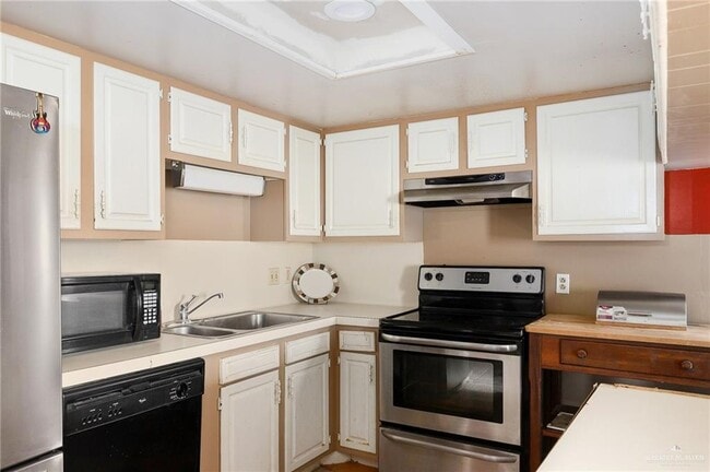 Building Photo - 10 Marinel Ln