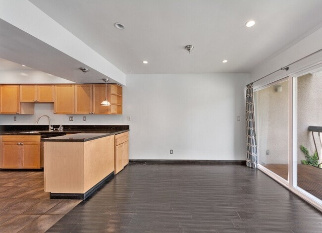 Building Photo - 5650 Cambridge Way