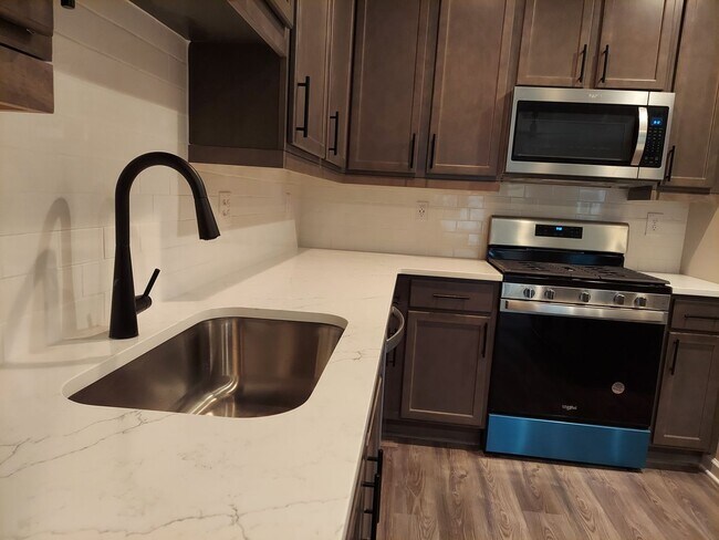 Building Photo - In-Town Townhome for rent in Monroe Heights!