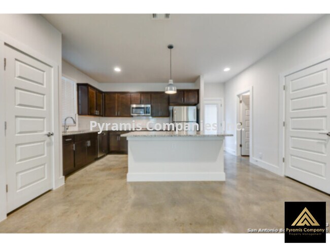 Building Photo - 2BR, 2FB, 1HB