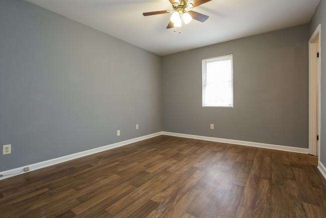 Building Photo - Charming 3 Bedroom Available Now!