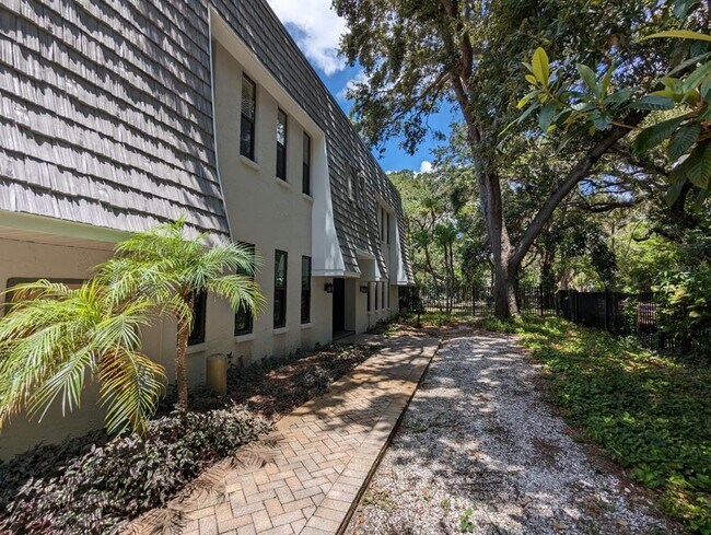 Building Photo - 710 Lyndhurst St