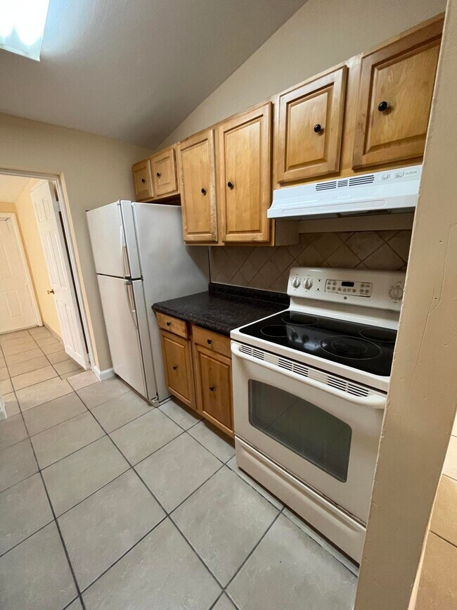 Building Photo - 5929 Cayman Cir W