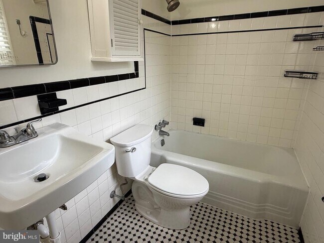 Building Photo - 2115 N Potomac St