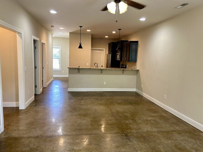 Foto del edificio - 2BD 2BA GROUND LEVEL DUPLEX WITH GARAGE FO...
