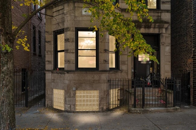 Building Photo - 2319 W Taylor St