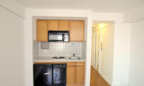 Building Photo - 315 E 42nd St