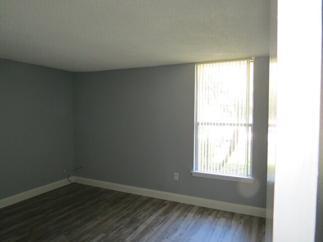 Building Photo - 512 Orange Drive