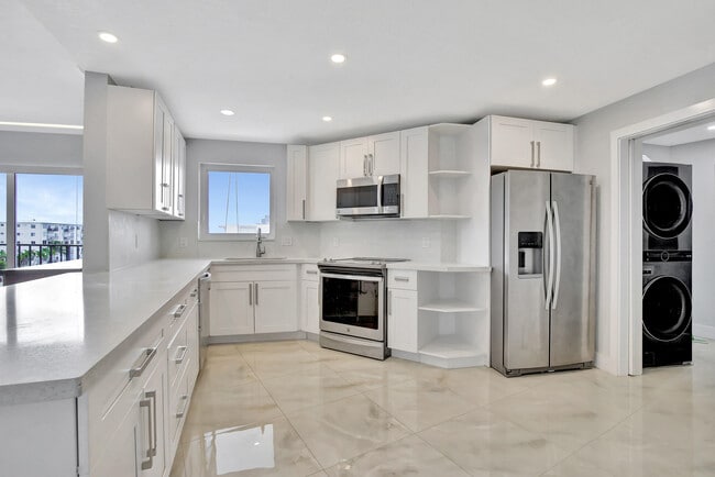 Foto del edificio - 8125 Crespi Blvd