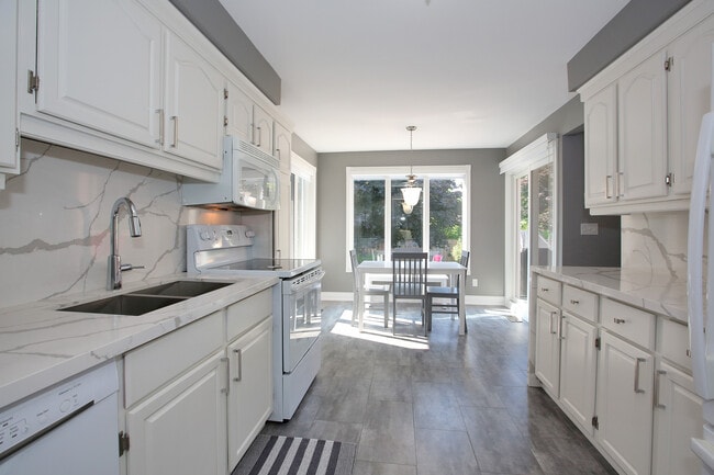 Modern kitchen with new appliances - 89 Pinedale Cres