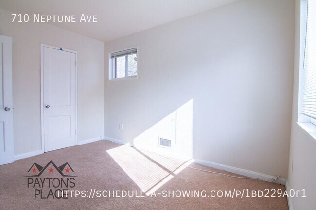 Foto del edificio - Spacious Townhome with full basement and b...