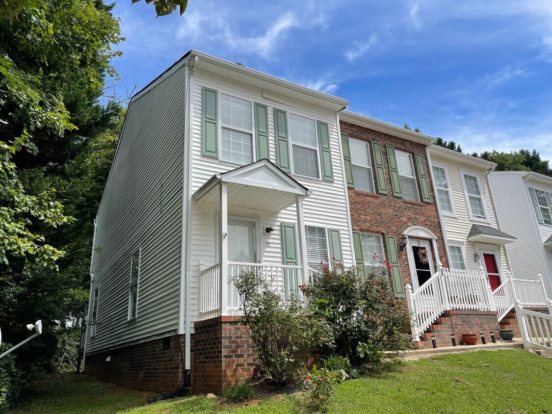Foto principal - Beautiful 2 bed, 1 full, 2 half bath 2 sto...