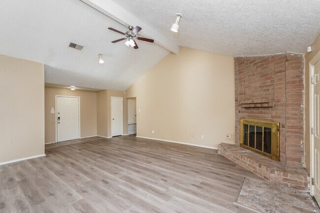 Building Photo - 1711 Meadow Green Dr