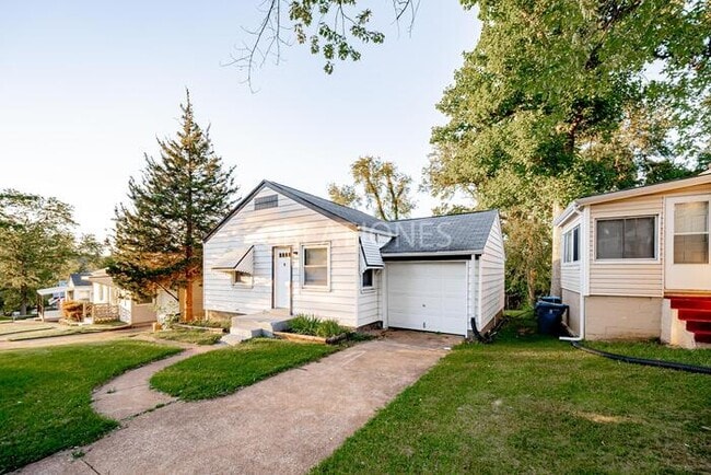 Building Photo - 7425 Greenport Dr