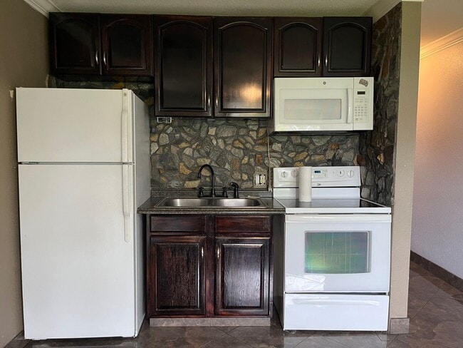 Building Photo - Cozy, ground floor condo for rent