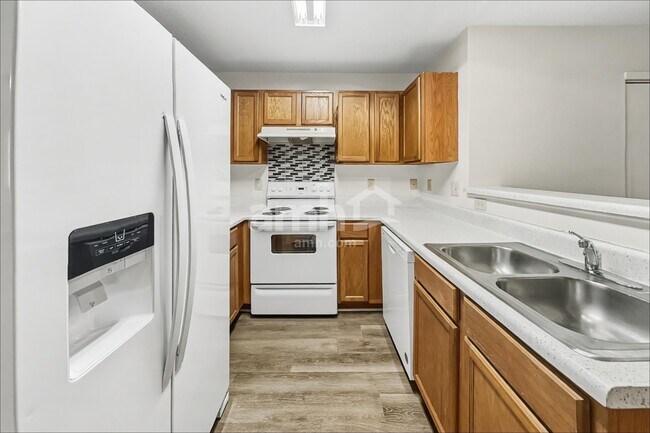 Foto del edificio - 5701 Hidden Lake Dr