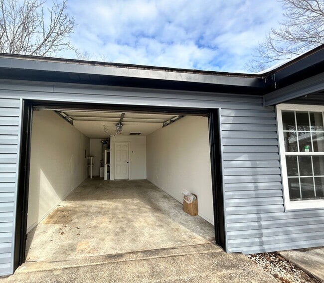 Foto del edificio - Elkins! 3 bed 2 bath with a huge fenced back yard