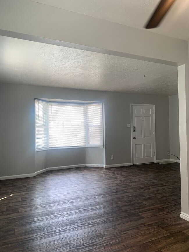 Building Photo - 218 S Lakeview Dr