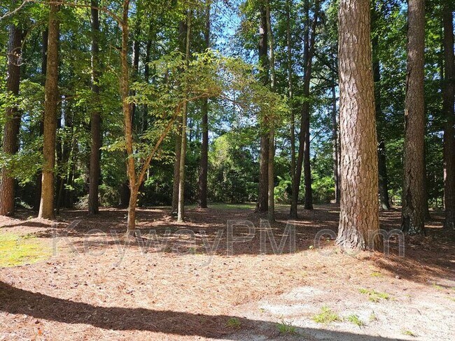 Building Photo - 305 Oak Brook Dr