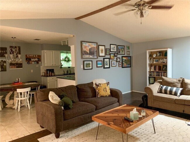 Foto del edificio - 417 Honeysuckle Dr