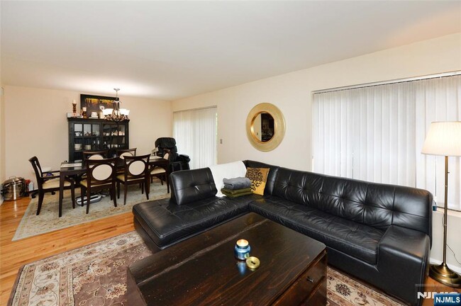 Foto del edificio - 102 Holiday Ln