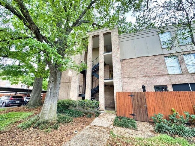 Foto del edificio - Bright and Spacious 1-Bedroom Condo in an ...