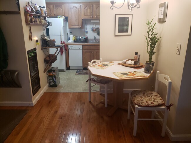 kitchen/eating - 100 Quarry St