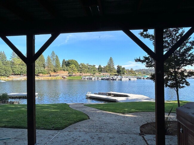 Foto del edificio - Don't Miss out on a Summer at the Lake.  Beautiful Fully Furnished Waterfront Home available July...