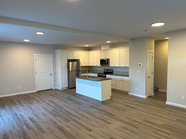 Building Photo - Brand New 4 Bed / 2.5 Bath Duplex! Half Of...
