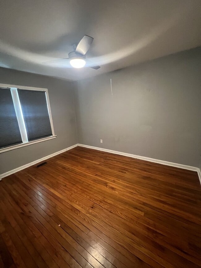 Building Photo - COMING SOON: Cute 3 bedroom, 2 bathroom ho...