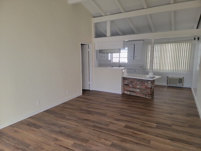 Building Photo - 13933 Moorpark St